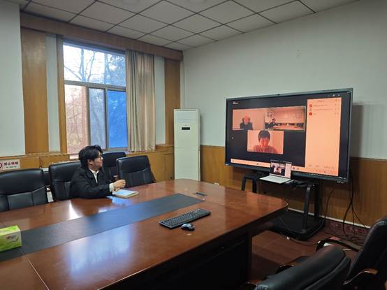 房间里的电视和电脑AI 生成的内容可能不正确。