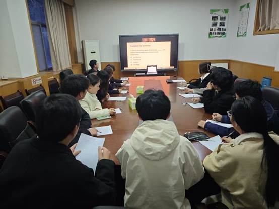 一群人正在聊天AI 生成的内容可能不正确。